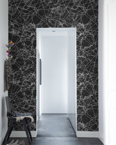 Tapet cu design geometric modern cu linii fine albe pe fundal gri inchis, imitand marmura