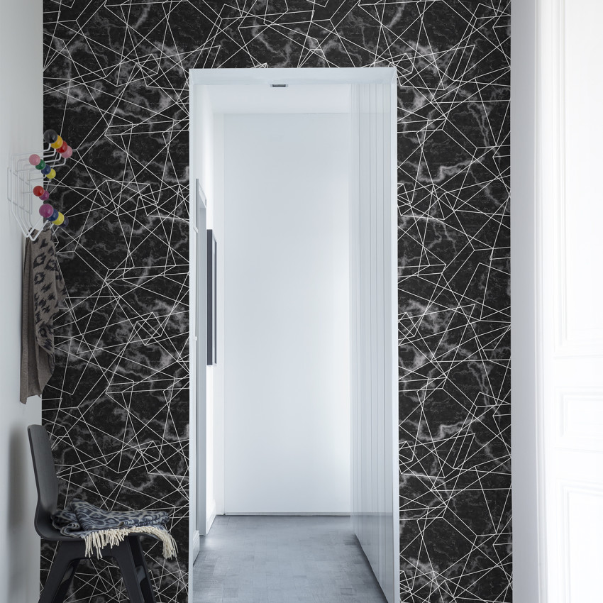 Tapet cu design geometric modern cu linii fine albe pe fundal gri inchis, imitand marmura