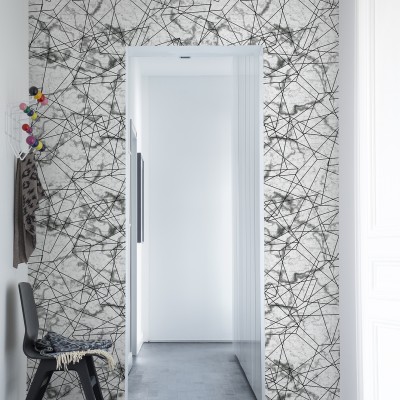 Tapet cu design geometric elegant, linii fine negre pe fond alb cu aspect de marmură
