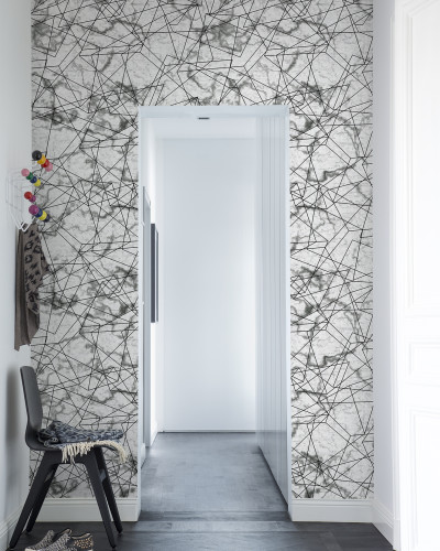 Tapet cu design geometric elegant, linii fine negre pe fond alb cu aspect de marmură