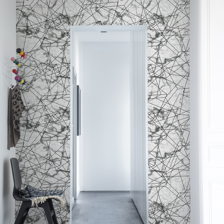 Tapet cu design geometric elegant, linii fine negre pe fond alb cu aspect de marmură