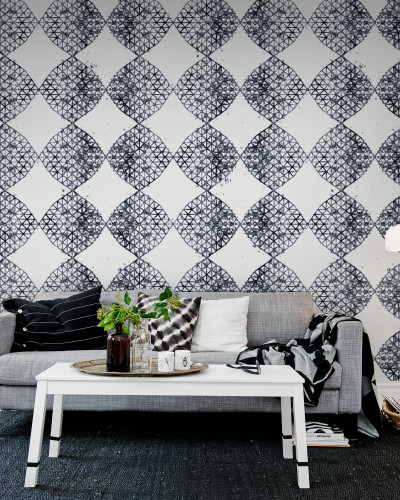 Tapet cu design geometric, cu aspect vintage, pe un perete alb.