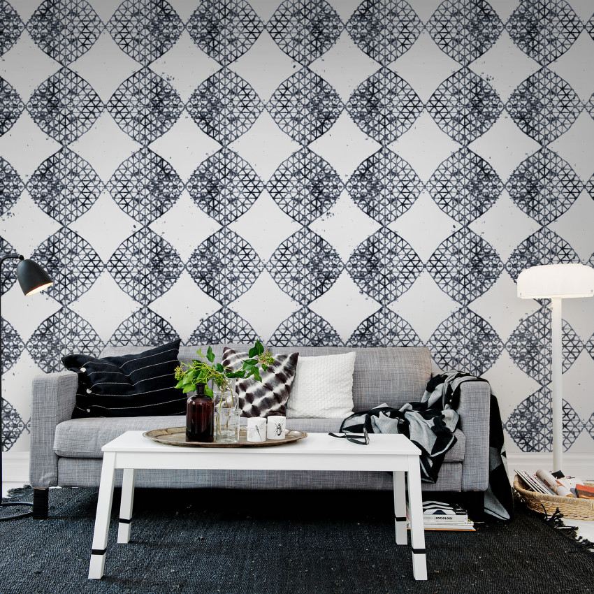 Tapet cu design geometric, cu aspect vintage, pe un perete alb.