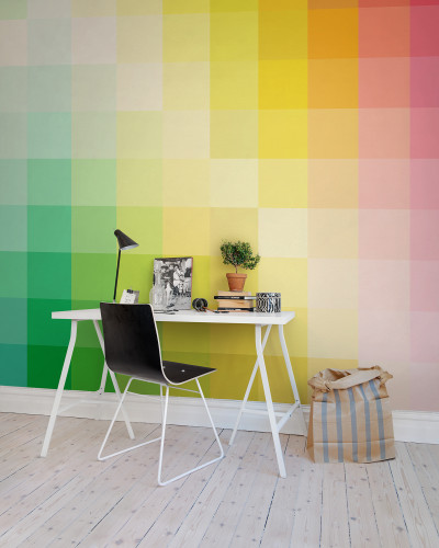 Fototapet cu design geometric si culori vibrante, cu un aranjament de pătrate în nuanțe de verde, galben și roz, într-un birou cu un desktop alb