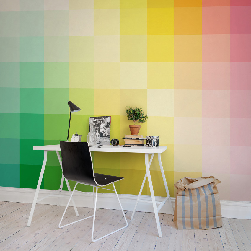 Fototapet cu design geometric si culori vibrante, cu un aranjament de pătrate în nuanțe de verde, galben și roz, într-un birou cu un desktop alb