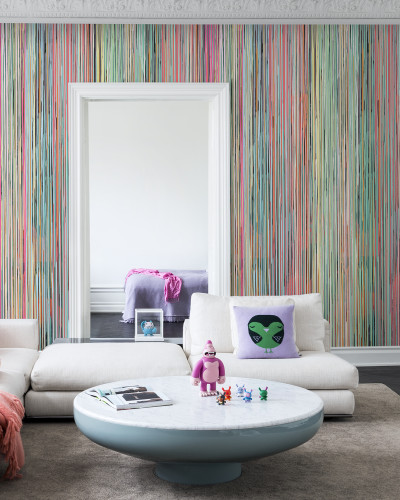 Hârtie de perete cu dungi colorate într-un living modern
