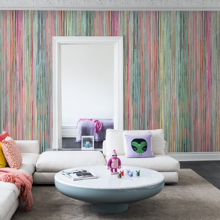 Hârtie de perete cu dungi colorate într-un living modern