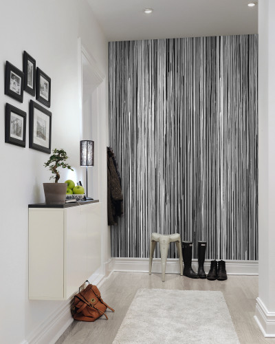 Tapet Colour Stream Black cu dungi subțiri, negre și albe, decorat cu o bancă și o geantă