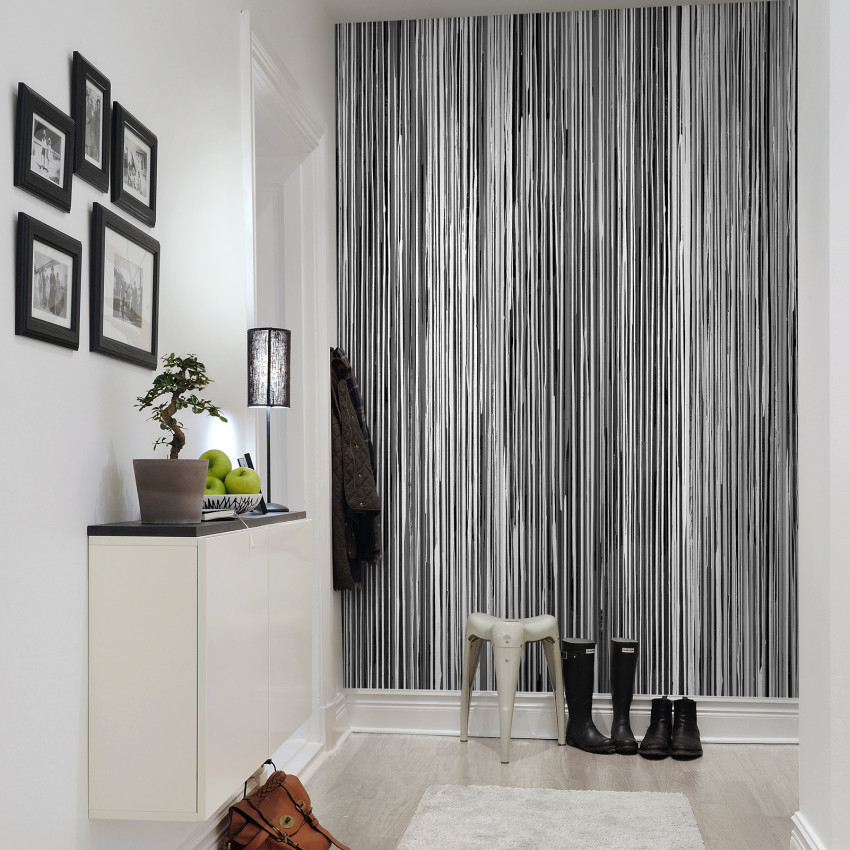 Tapet Colour Stream Black cu dungi subțiri, negre și albe, decorat cu o bancă și o geantă