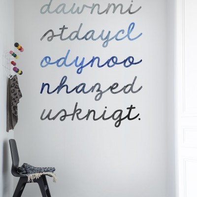 Tapet cu design inspirat, ce ilustrează trecerea timpului de la zori până la amurg, în nuanțe de albastru.