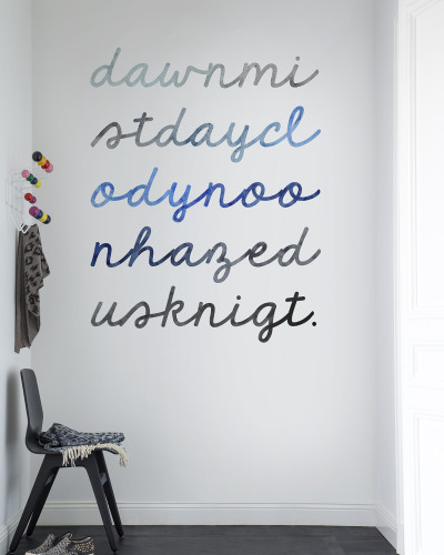 Tapet cu design inspirat, ce ilustrează trecerea timpului de la zori până la amurg, în nuanțe de albastru.