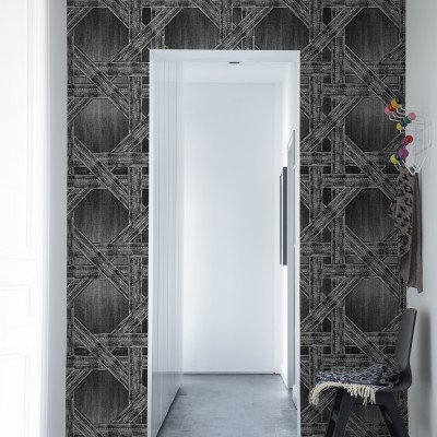 Tapet Denim Trellis Negru - Un model geometric elegant din denim negru, perfect pentru a adăuga un strop de stil modern oricărei încăperi.