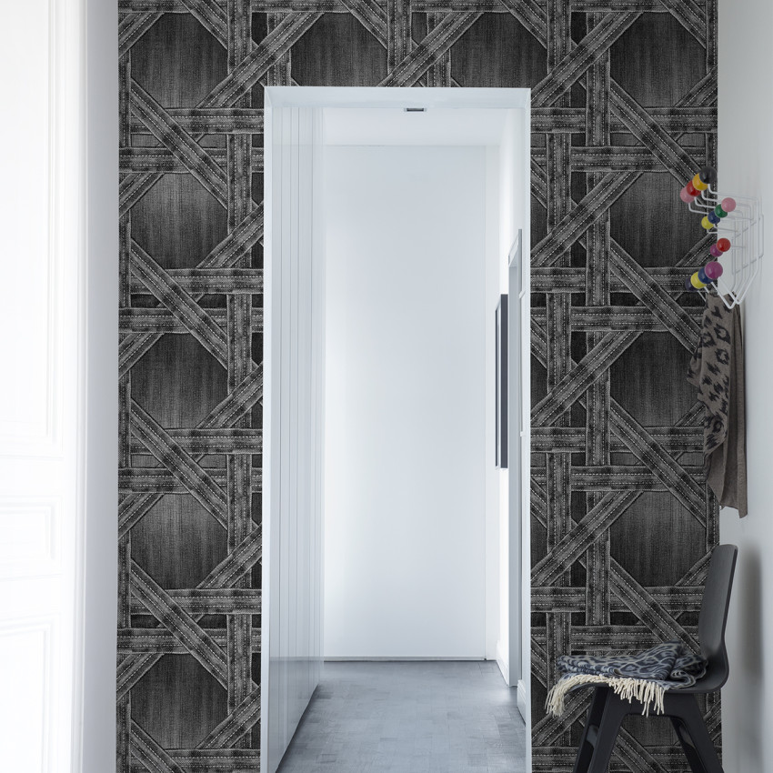 Tapet Denim Trellis Negru - Un model geometric elegant din denim negru, perfect pentru a adăuga un strop de stil modern oricărei încăperi.