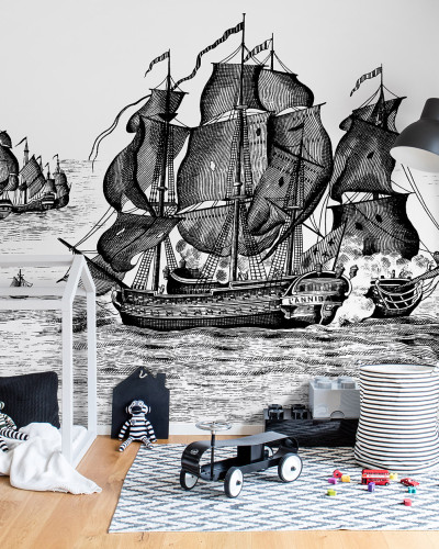 Tapet High Seas, negru, cu o grafică vintage cu o flotă de corăbii care navighează prin valuri, perfect pentru a crea un decor nautic, modern.