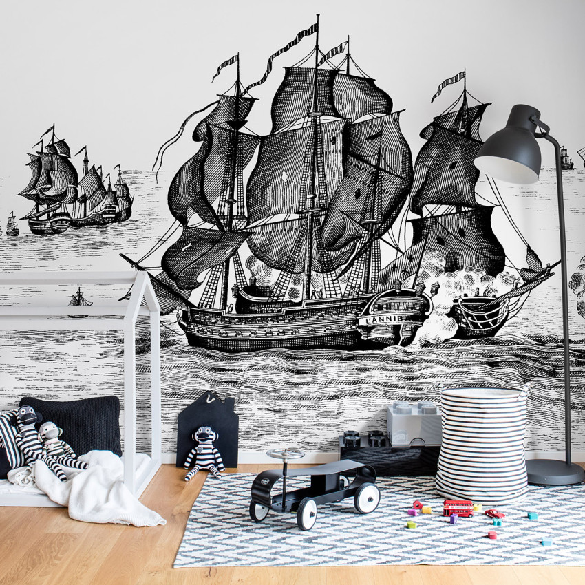 Tapet High Seas, negru, cu o grafică vintage cu o flotă de corăbii care navighează prin valuri, perfect pentru a crea un decor nautic, modern.