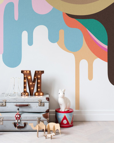 Tapet abstract cu culori vibrante, cu design inspirat de picturile de pe pereți