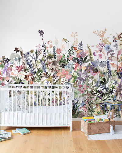 Tapet floral pastelat May Meadow cu flori delicate pe fundal alb.