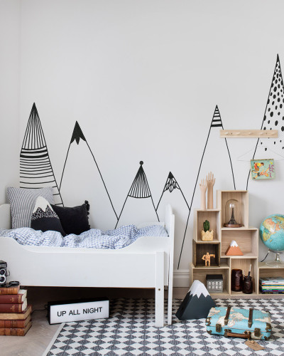 Tapet modern cu design geometric minimalist, Mountain Ridge, cu un design inspirat din vârfurile munților. Tapetul este perfect pentru a adăuga un strop de eleganță și caracter camerei de zi, dormitorului sau biroului.