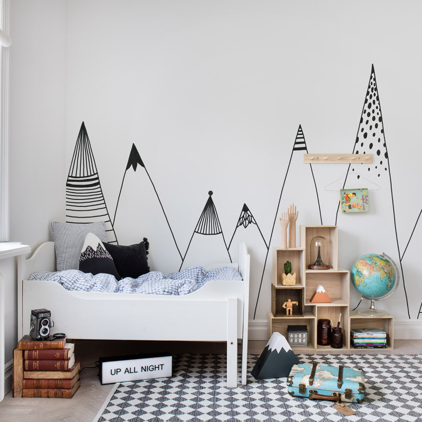 Tapet modern cu design geometric minimalist, Mountain Ridge, cu un design inspirat din vârfurile munților. Tapetul este perfect pentru a adăuga un strop de eleganță și caracter camerei de zi, dormitorului sau biroului.