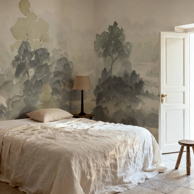 Fototapet cu un peisaj abstract în stil acuarelă, în nuanțe de verde și crem, pe un perete într-un living modern.