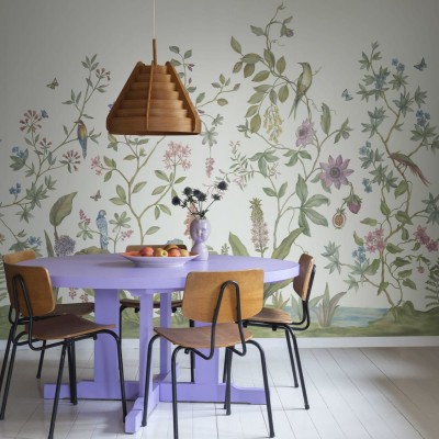 Tapet Chinoiserie cu model floral delicat, în tonuri de alb și verde.