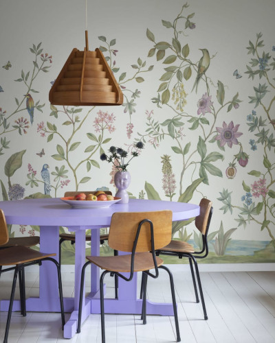Tapet Chinoiserie cu model floral delicat, în tonuri de alb și verde.