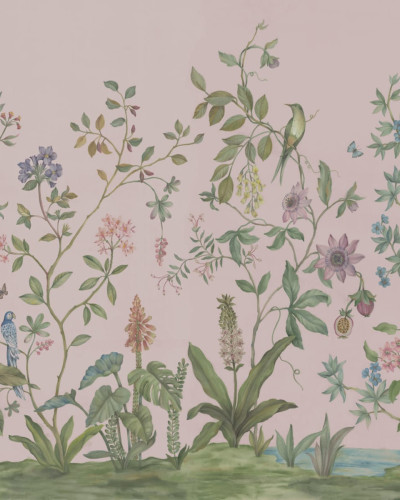 Tapet Chinoiserie Pink cu flori delicate și păsări colorate, pe fond roz.