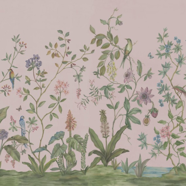 Tapet Chinoiserie Pink cu flori delicate și păsări colorate, pe fond roz.
