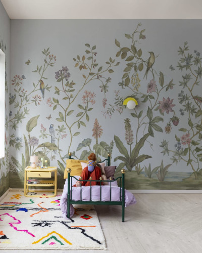 Tapet Chinoiserie Blue cu model floral complex.