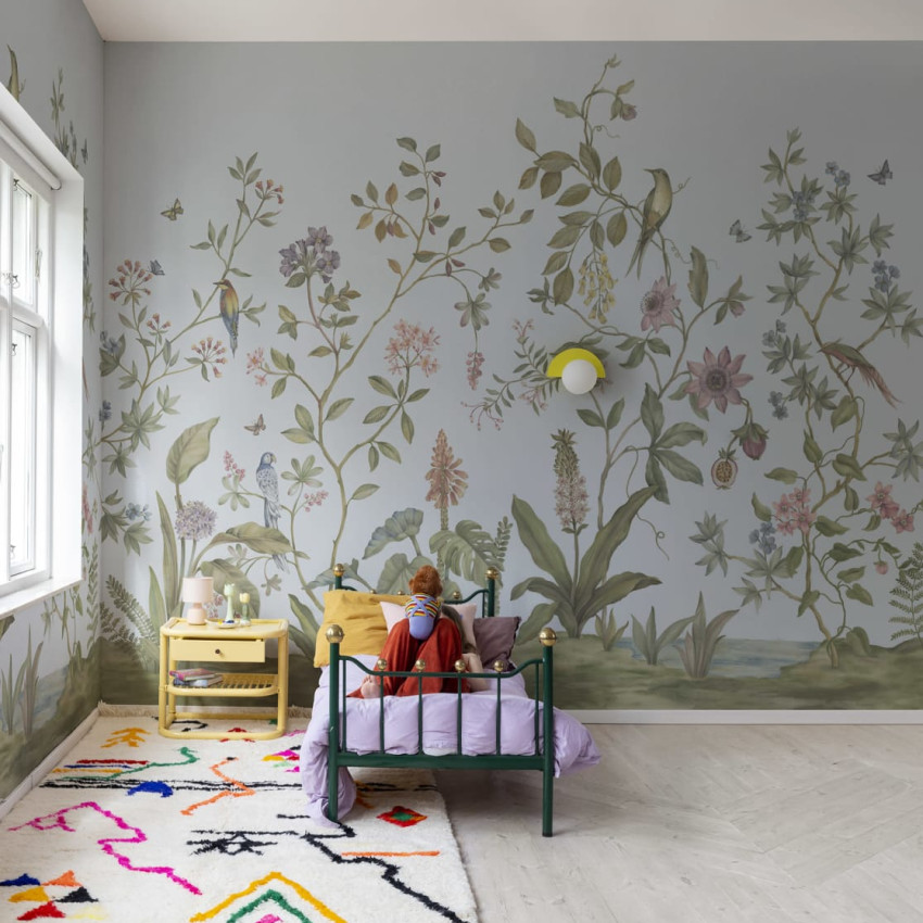 Tapet Chinoiserie Blue cu model floral complex.