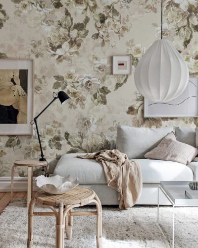 Tapet floral Roses Beige, cu un design delicat si elegant, perfect pentru a crea o atmosfera calma si relaxanta.