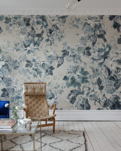 Tapet floral Roses, Blue cu flori delicate în nuanțe de albastru pe un fundal crem.