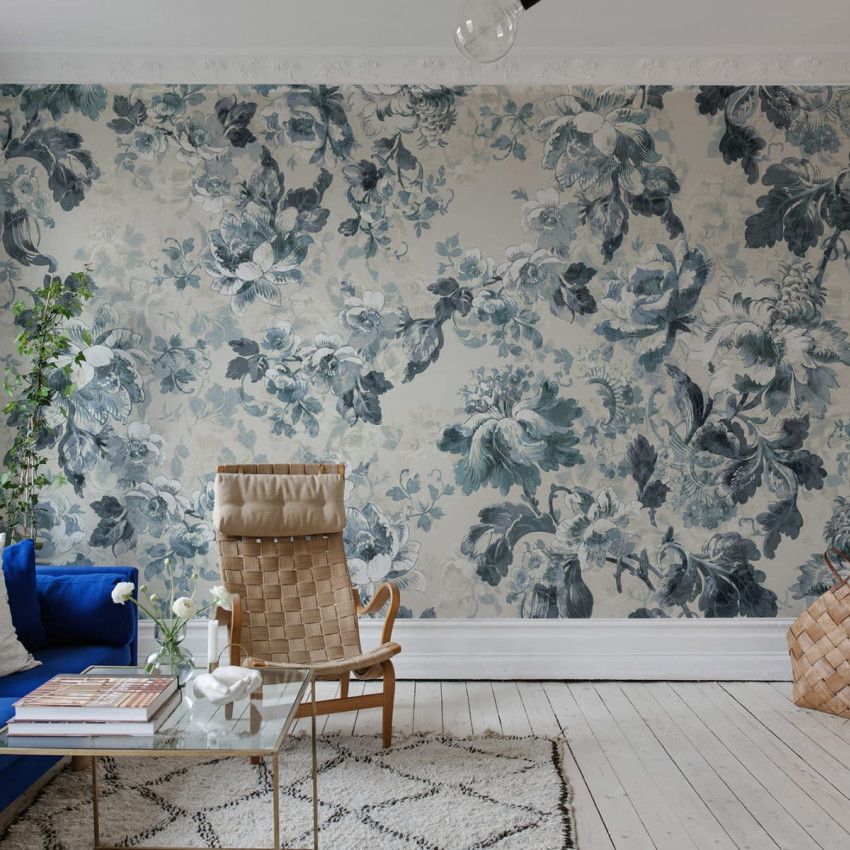 Tapet floral Roses, Blue cu flori delicate în nuanțe de albastru pe un fundal crem.