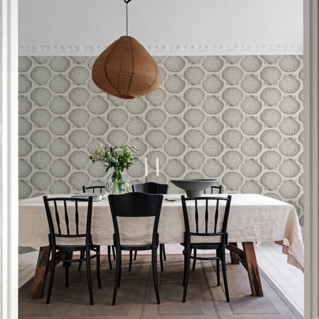 Tapet cu design clasic de scoici, in nuante neutre, potrivit pentru diverse stiluri de decor.