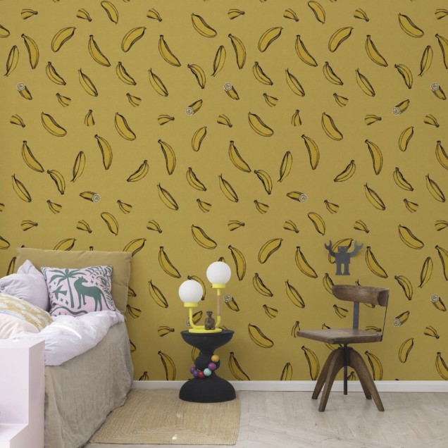 Un perete cu wallpaper cu banane galbene