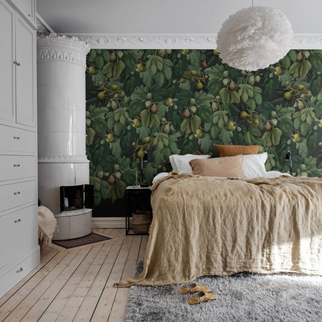 Tapet cu design natural, Fig Tree, Lush, infatiseaza un copac de smochine luxuriant, creand o atmosfera relaxanta in orice incapere.