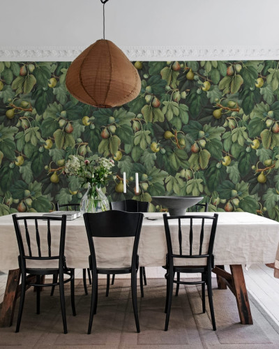 Tapet cu design natural, Fig Tree, Lush, infatiseaza un copac de smochine luxuriant, creand o atmosfera relaxanta in orice incapere.