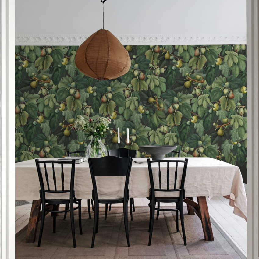 Tapet cu design natural, Fig Tree, Lush, infatiseaza un copac de smochine luxuriant, creand o atmosfera relaxanta in orice incapere.