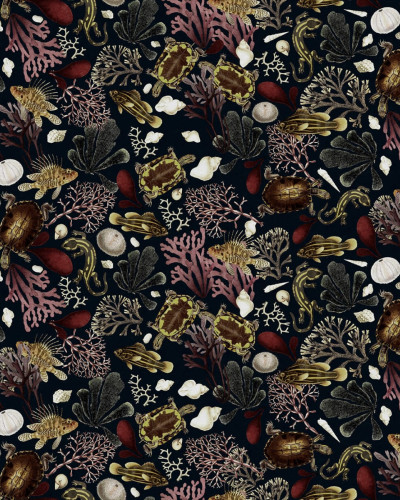 Tapet cu design Ocean Life, Night, prezintă corali, scoici și alte creaturi marine pe un fundal închis.