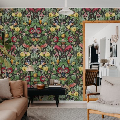 Tapet cu design tropical Whimsical Jungle, Night, cu flori vibrante, păsări colorate și animale sălbatice pe un fundal întunecat.