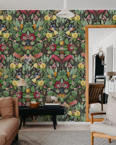 Tapet cu design tropical Whimsical Jungle, Night, cu flori vibrante, păsări colorate și animale sălbatice pe un fundal întunecat.