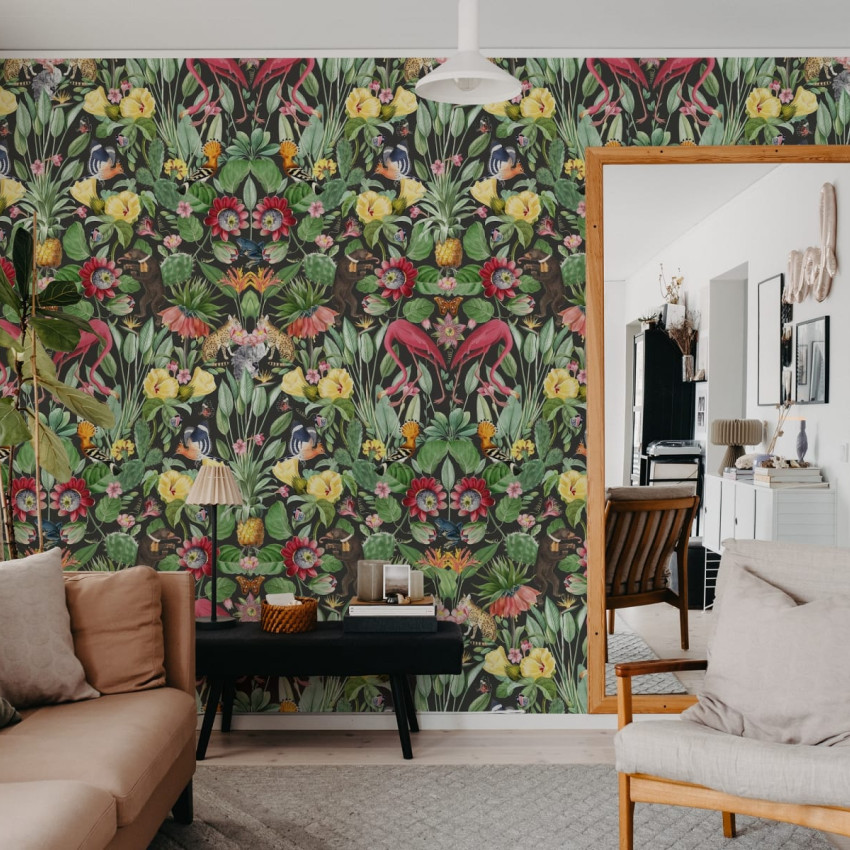 Tapet cu design tropical Whimsical Jungle, Night, cu flori vibrante, păsări colorate și animale sălbatice pe un fundal întunecat.