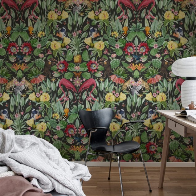 Tapet cu design tropical Whimsical Jungle, Night, cu flori vibrante, păsări colorate și animale sălbatice pe un fundal întunecat.