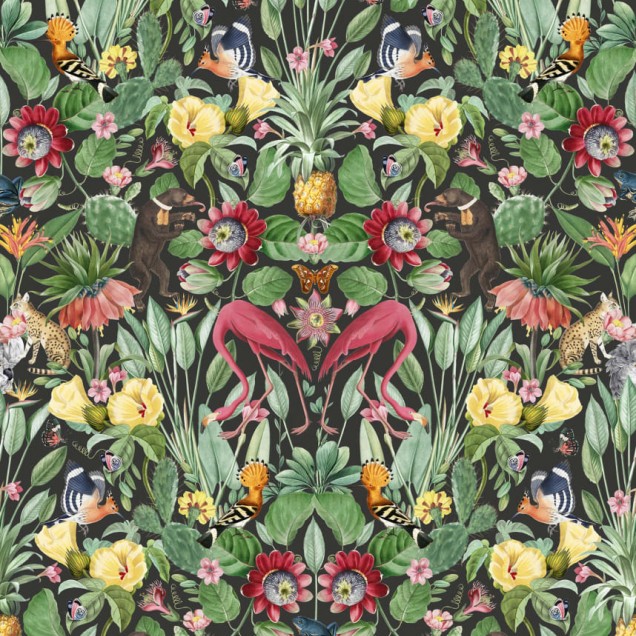 Tapet cu design tropical Whimsical Jungle, Night, cu flori vibrante, păsări colorate și animale sălbatice pe un fundal întunecat.