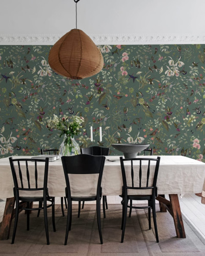 Tapet floral cu colibri într-o sufragerie elegantă