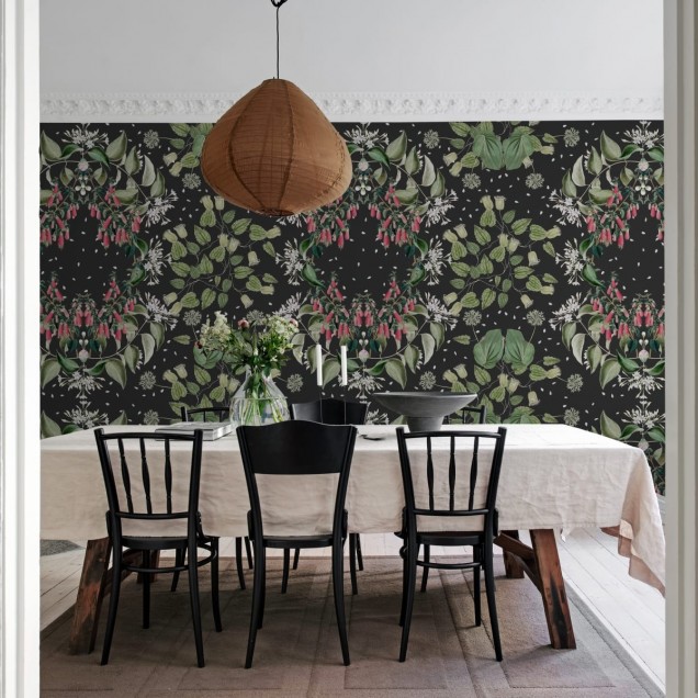 Tapet cu flori Lotus, negru - Design delicat cu flori roz și frunze verzi pe fond negru