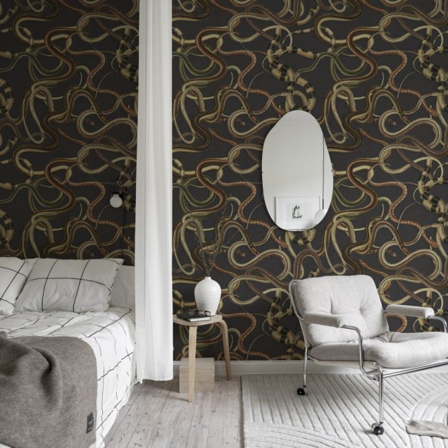 Tapet cu design de serpi in nuante de gri si maro