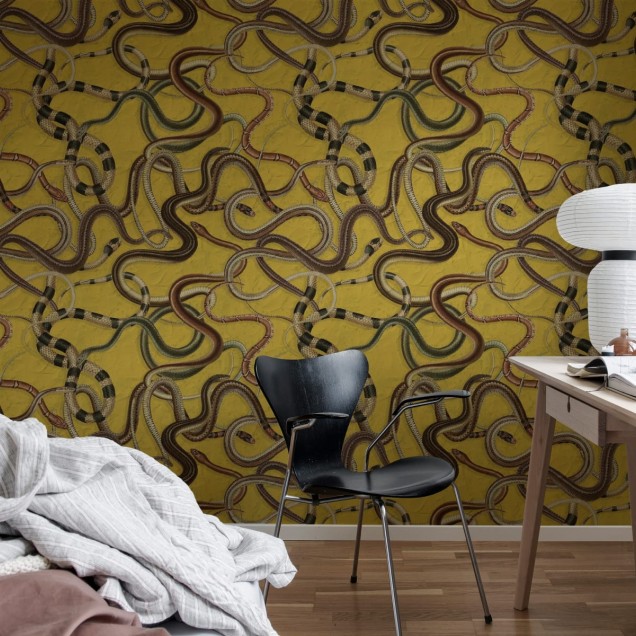 Tapet cu șerpi Snakey Yellow. Design unic cu șerpi pe un fond galben vibrant.