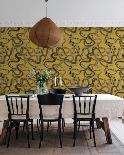 Tapet cu șerpi Snakey Yellow. Design unic cu șerpi pe un fond galben vibrant.