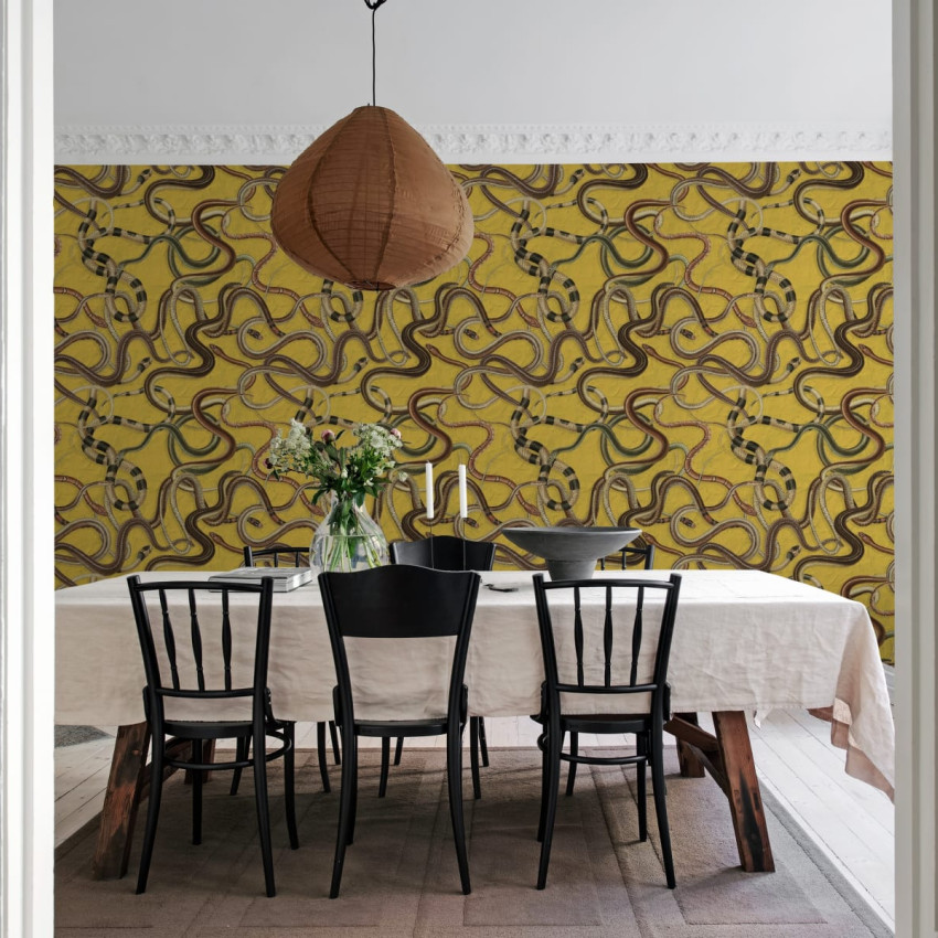 Tapet cu șerpi Snakey Yellow. Design unic cu șerpi pe un fond galben vibrant.